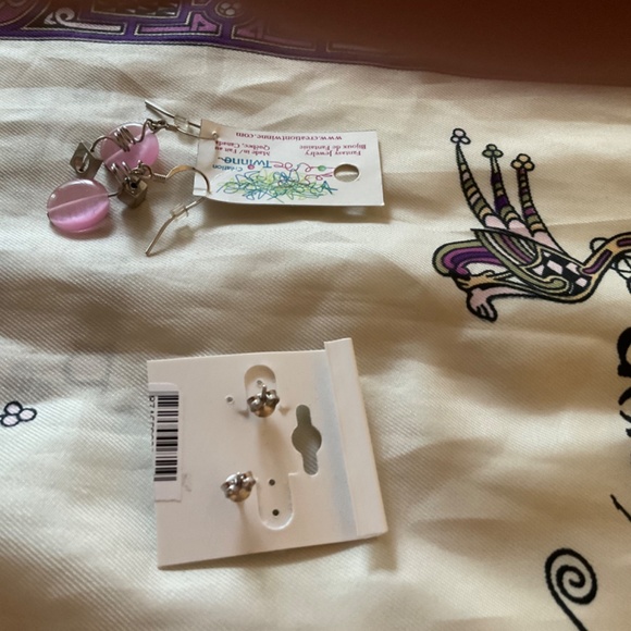 Two pair of earrings, one silver color and pink handmade by artisans 💗. New! - Picture 8 of 9